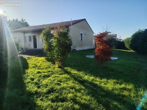 Vends maison de plein pied sur un terrain de 800 M2 clos avec jardin d’agrément entièremen