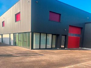 Local d'activité et bureaux de 386 m²