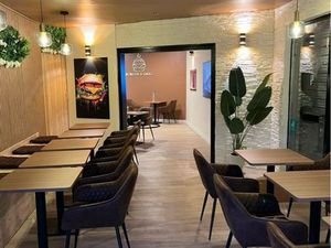 Local restaurant et studio