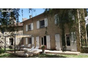 Maison de 92 m2  5 pièces  3 chambres. Terrain de 735 m2