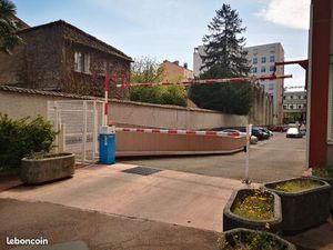 Parking extérieur dans résidence sécurisée