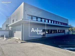 Local industriel 915 m²