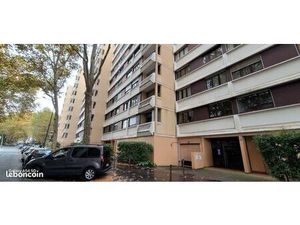 Box fermé 15m2 - securisé - proche Part-Dieu