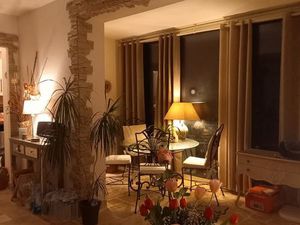 Bas de maison centre port dans la verdure