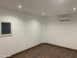 Local/dépôt de 240 m²  3 bureaux  cuisine  salle d'eau  WC  parking