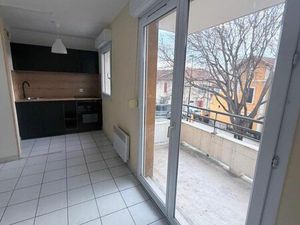 Grand t2 avec terrasse est parking