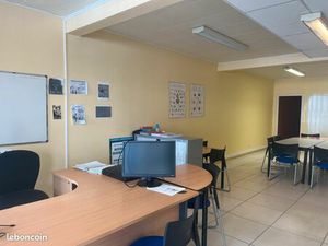 Grand local 100 m 2 centre grenade proche halle