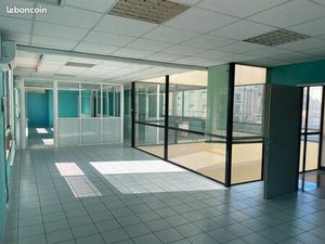 Bureaux climatisés  accessibles PMR  en dernier étage avec ascenseur et 3 parkings
