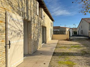 Maison en pierre de plain pied avec terrain et annexe - SAINT SYMPHORIEN