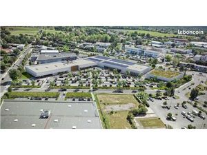 Local commercial 688 m²