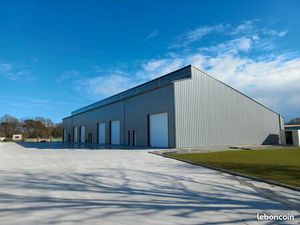 Hangar avec cellules locatives de 230m²