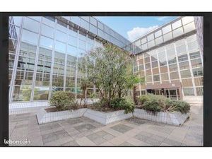 255m2 composés de 13 bureaux dont 2 salles de réunion