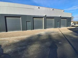 Local 137 m² Montussan