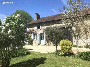 Charmante propriété rénovée avec deux maisons d'amis et grange  dans un hameau prisé près 