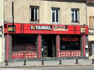 Local restaurant kebab avec les murs et logements