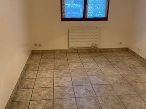 A louer F2. 55 m2. RdeC. Surélevé. Parking