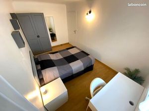 Logement moderne avec grande armoire disponible en visite virtuelle