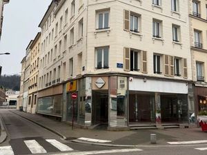 Loue Local  commercial  rue des martyrs