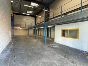 Local industriel. 565 m2. La Farlède