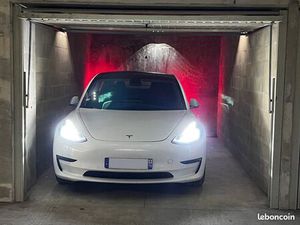 Grand garage / box sécurisé et éclairé larg. 2.86m (14m²) à louer proche de la gare RER / 