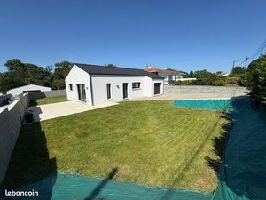 Maison neuve 2025 de plain-pied avec jardin