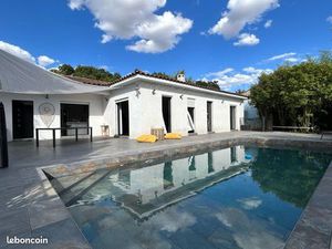 Villa 4 ch piscine à débordement jardin