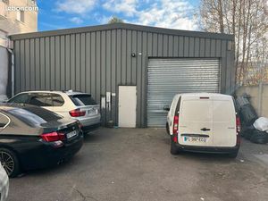Hangar 160 m2 avec bureaux et mezzanine 50 m2