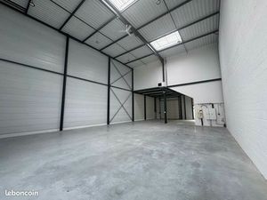 Local d'activité 7 736 m²