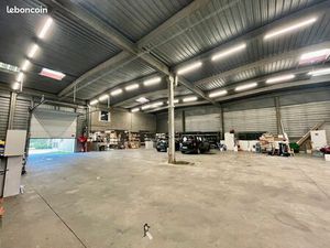 Local d'activité 893 m²