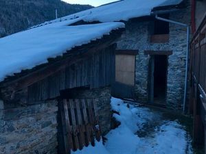 Maison pierres mitoyenne à rénover