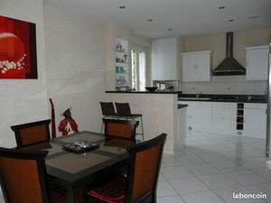 Beau T4 dans petite copro. Très calme  proche du centre