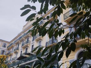 Studio dernier étage en angle au Beausite