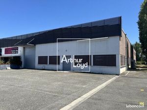 Local industriel 1 100 m²