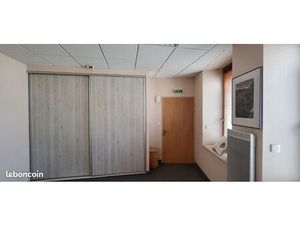 Location bureau et salle d'attente commune