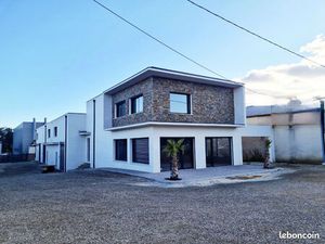 Local professionnel neuf 260m² avec nombreux stationnements sur Bernis