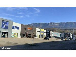 Local commercial ERP 135m2 avec vitrine et bel emplacement