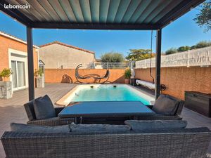 Villa avec jolie vue d'une superficie total de 207m2 sur un terrain de 440 m2 avec piscine