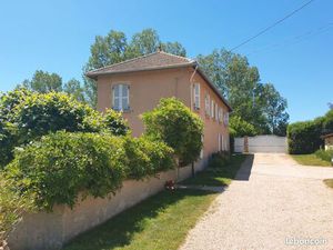 Propriété 234 m2  11200 m2 de terrain à 2 min de Charlieu