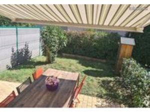 Duplex lumineux de 128 m² avec jardin privatif  garage  place de parking et cave