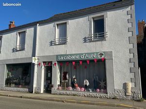 Loue local commercial  pas de porte  vitrine  boutique  dépôt  plein cœur St Philbert  10 