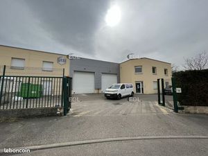 Local d'activité 744 m²