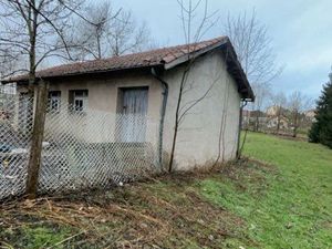 Vend terrain avec petit bâtiment