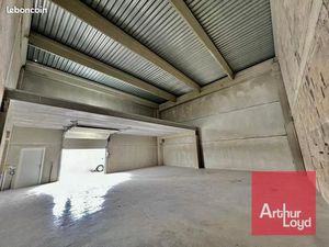 Local industriel 210 m²