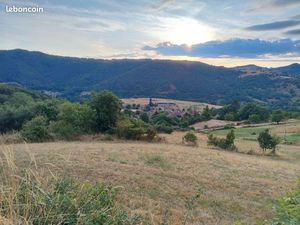 Maison de village en pierre de Volvic dans la vallée de l'Allier