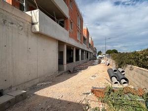 Local commercial 105m2 rdc + 4 places de parking Saint Brès - résidence Tori