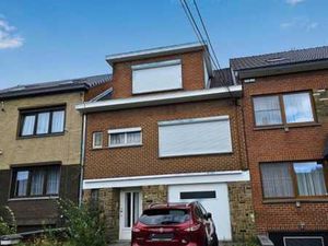 UNE MAISON D’HABITATION UNIFAMILIALE AVEC JARDIN ET GARAGE