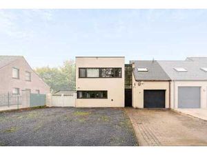 Maison agréable avec 6 chambres et jardin ensoleillé.