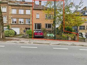 Une maison à rénover et une parcelle de terrain (triangle)