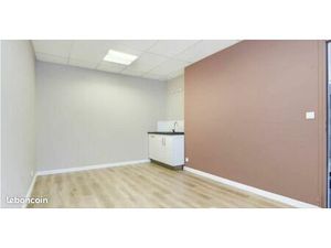 Local professionnel visible  à côté d’un cabinet infirmier – disponible immédiatement