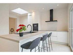 Maison entièrement rénovée avec garage  dans une rue calme